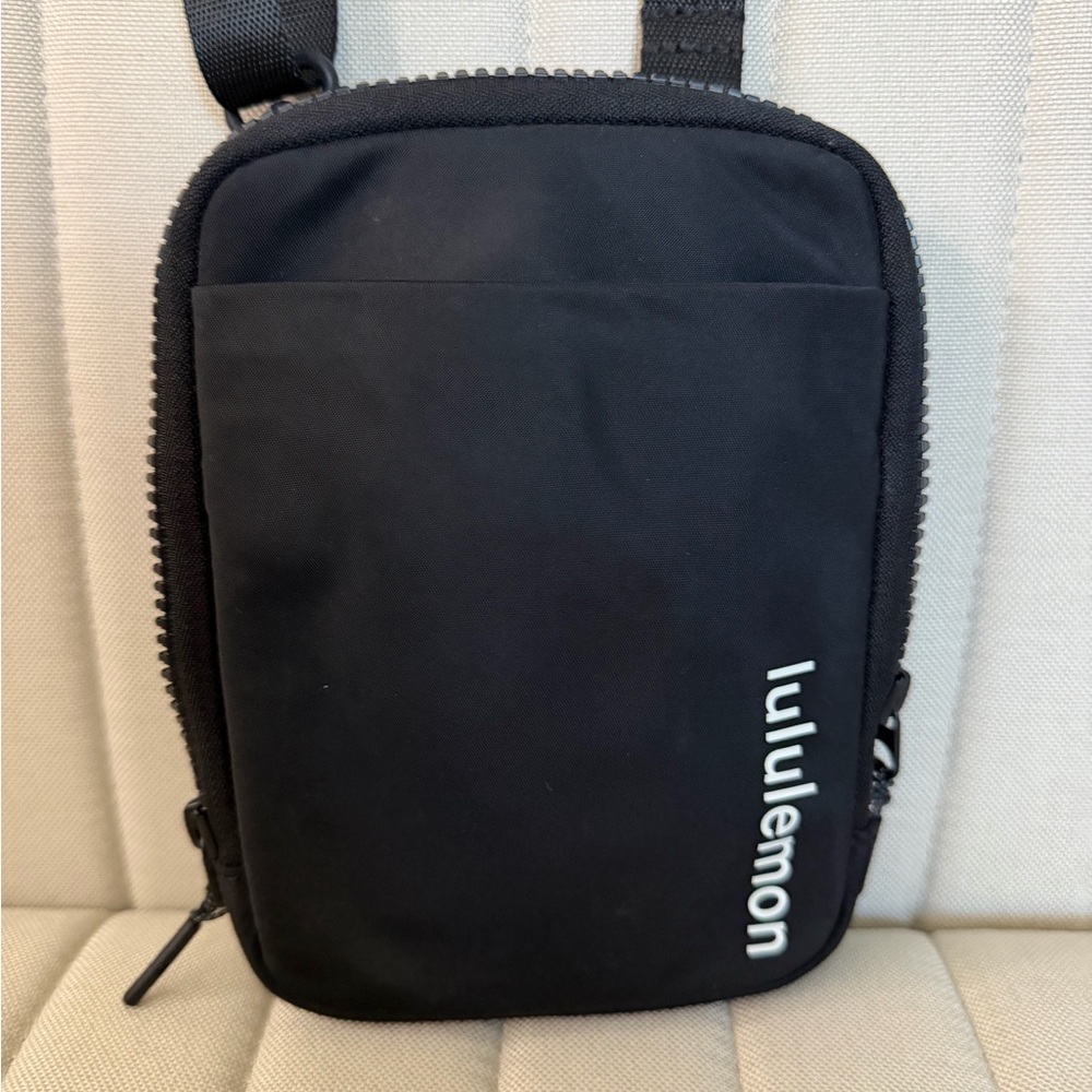 lululemon athletica crossbody/belt bag- gender neutral for a man or woman